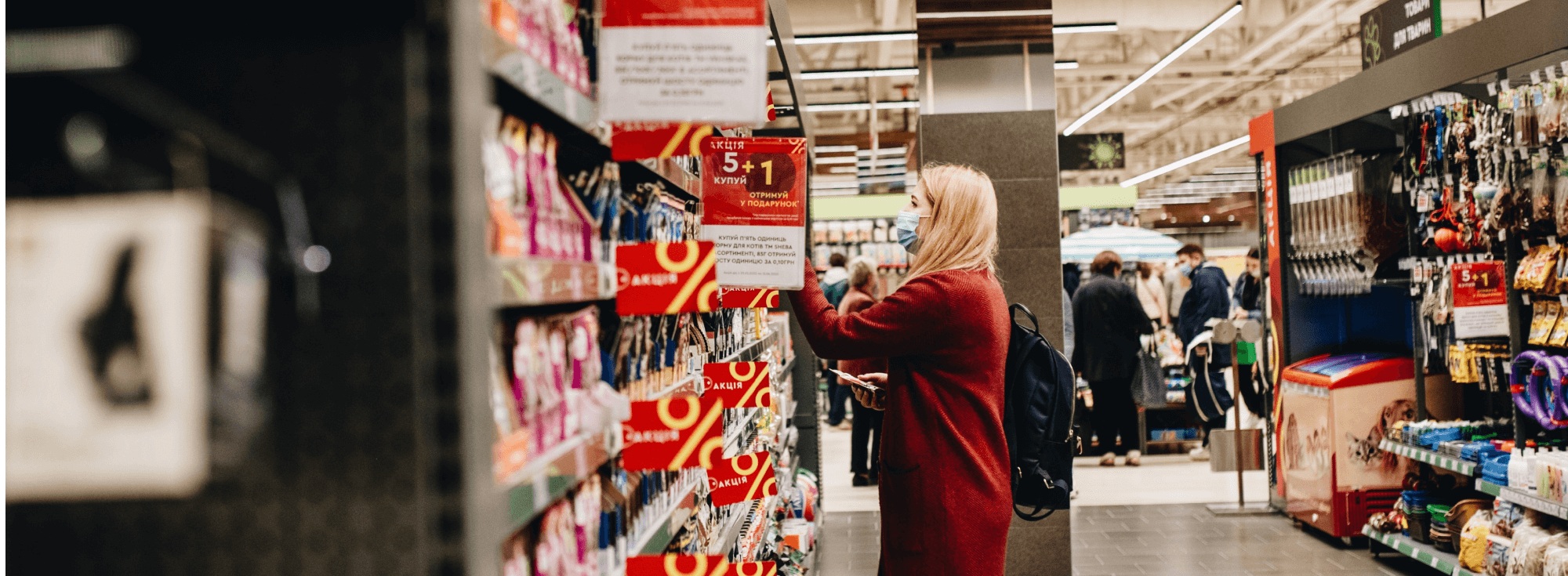 Девушка выбирает продукты в супермаркете