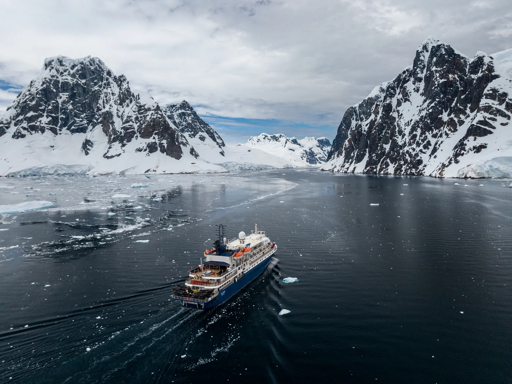 Sea Spirit проходит пролив среди гор