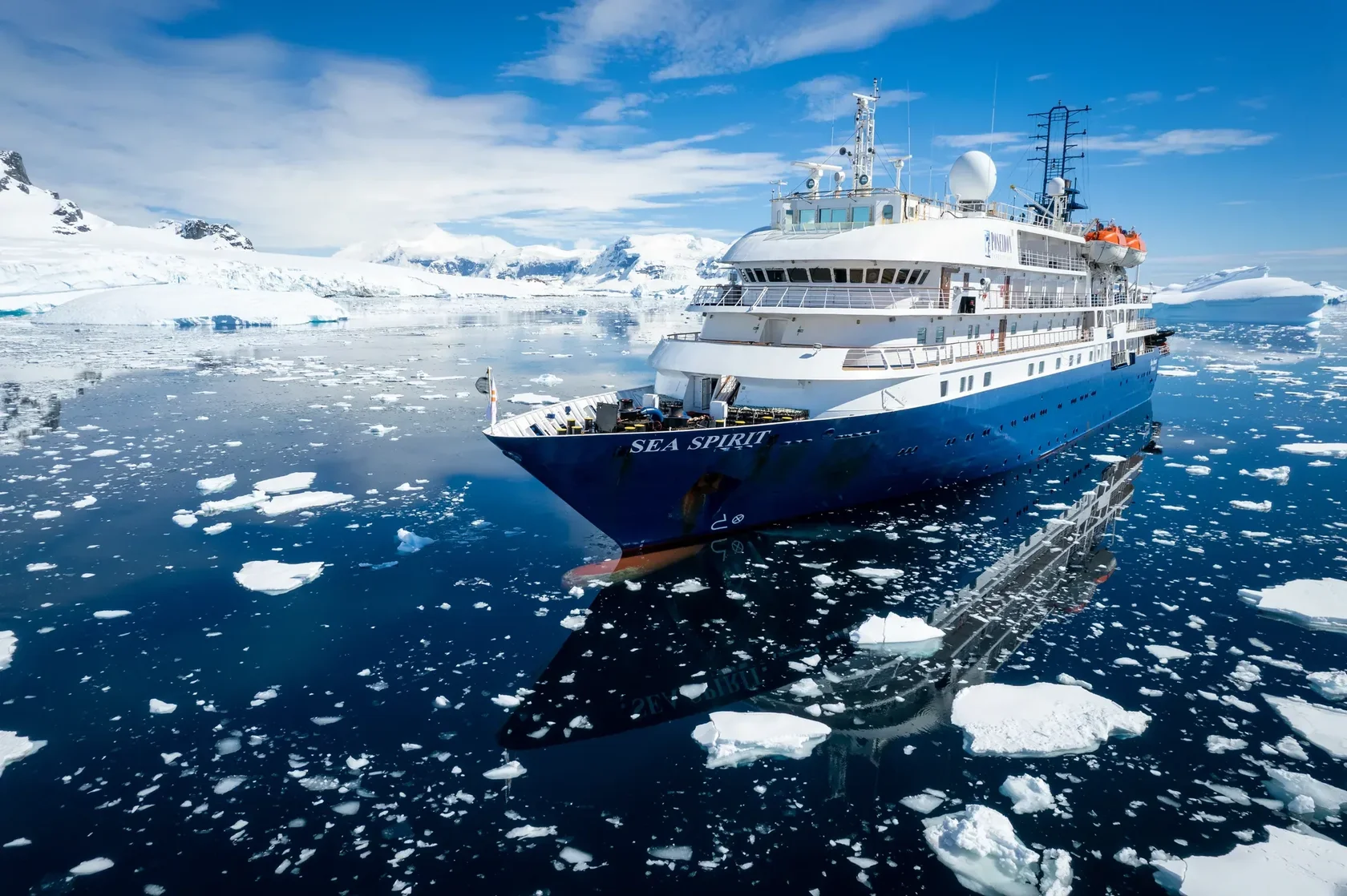 Судно Sea Spirit среди льдов Антарктиды