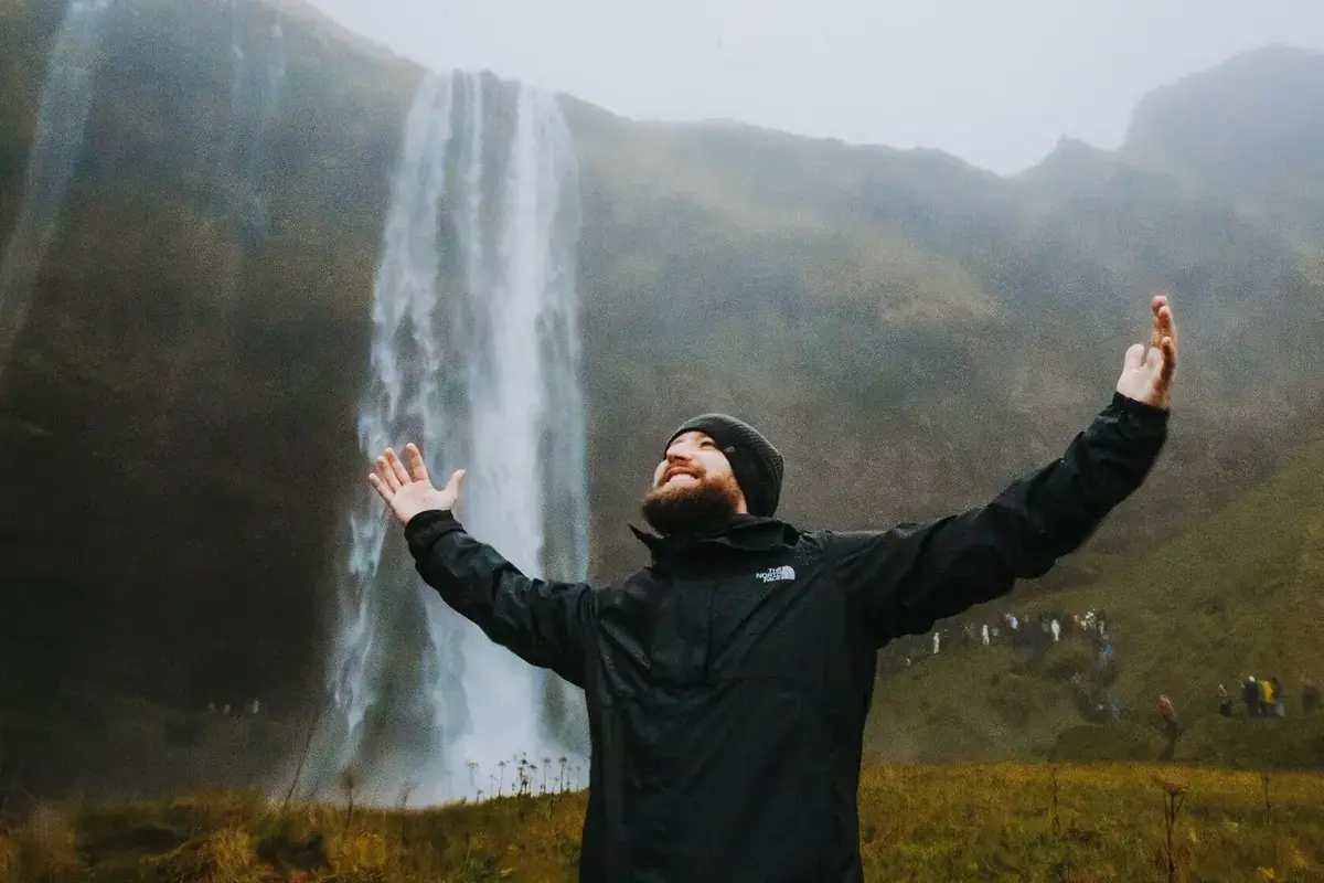 Участник TravelMind у водопада