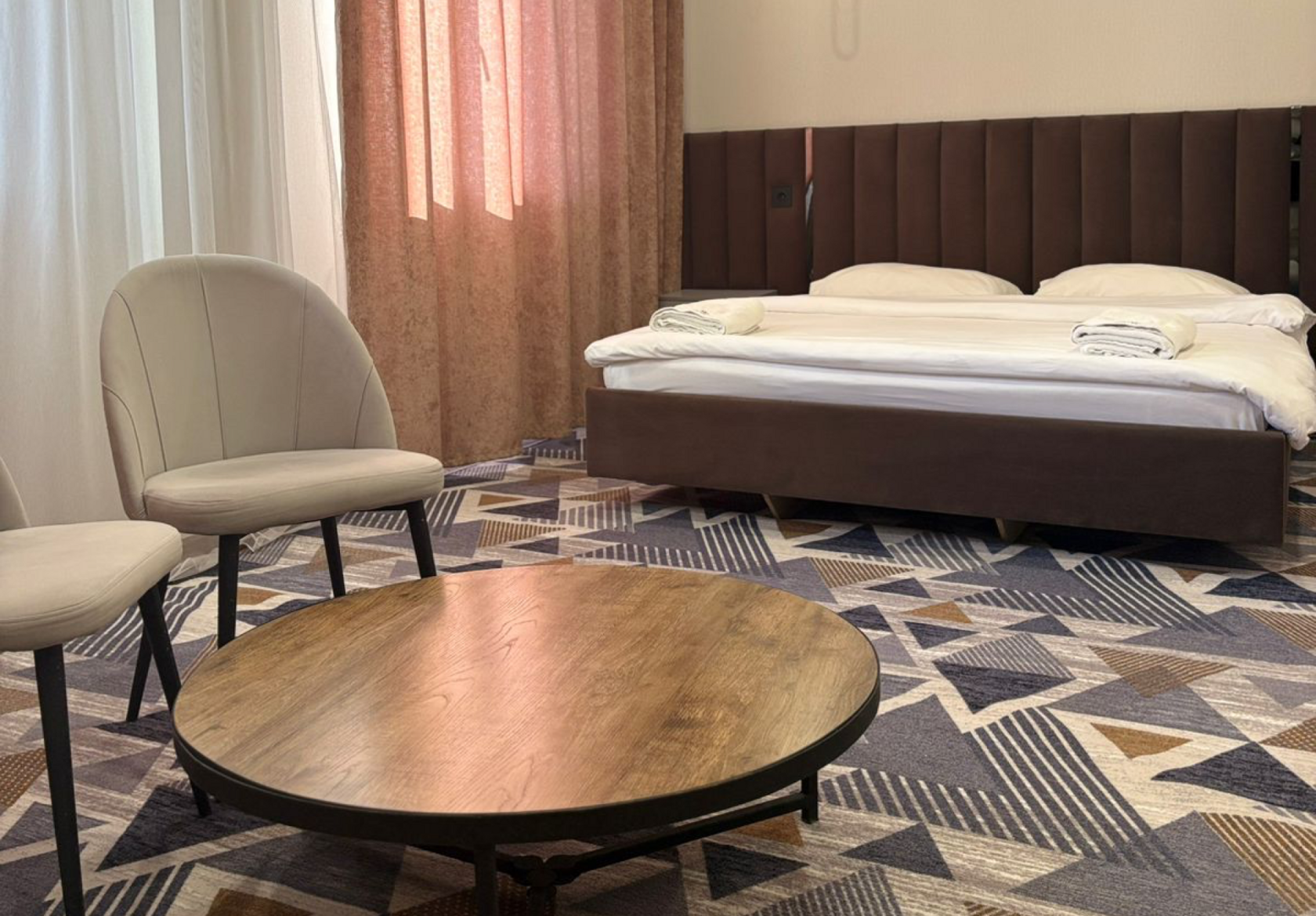 Номер STANDART в отеле IRIS LUX, Тараз: большая кровать, кресла и круглый столик