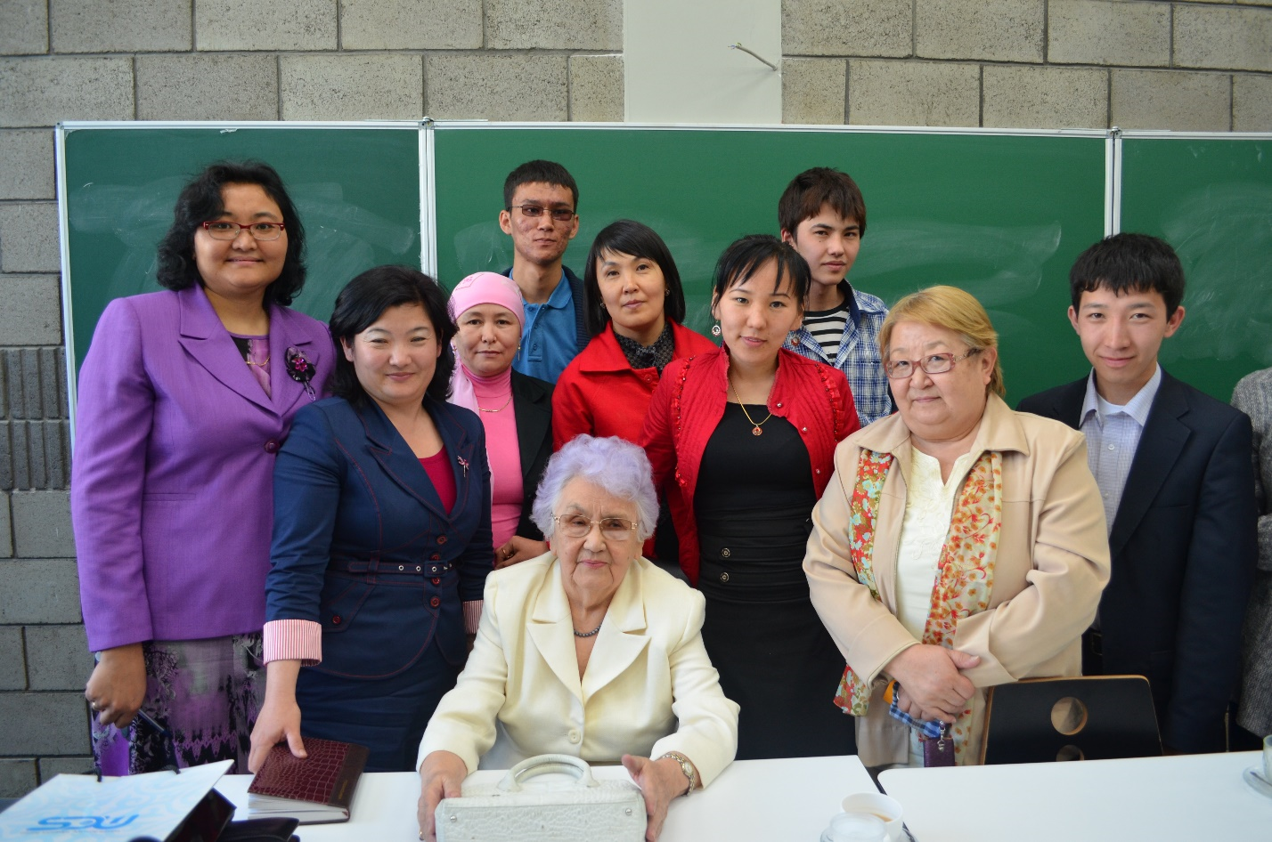 Оргазмды мастурбациялайтын семіз әйелдер бейнеленген онлайн порно