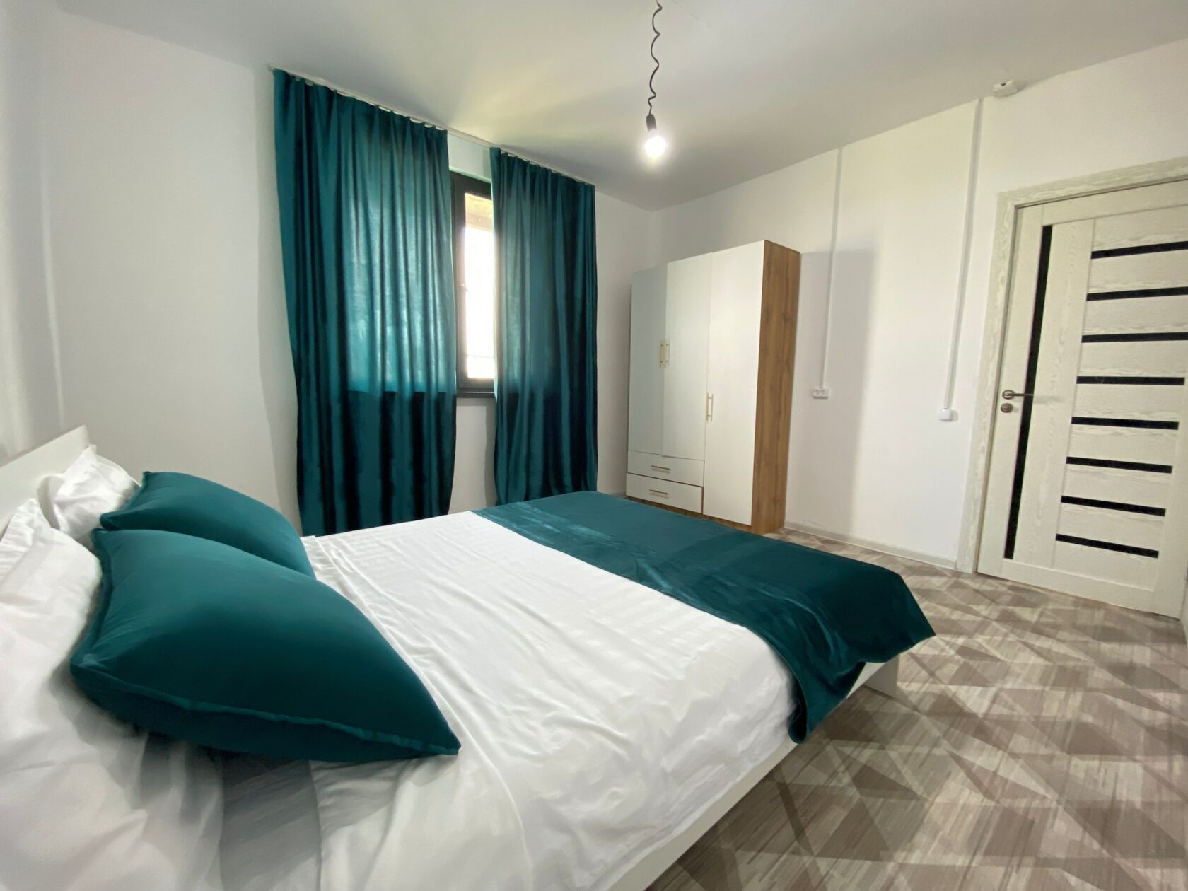 Мини юбка мен шұлық киген қыздарды қараңыз