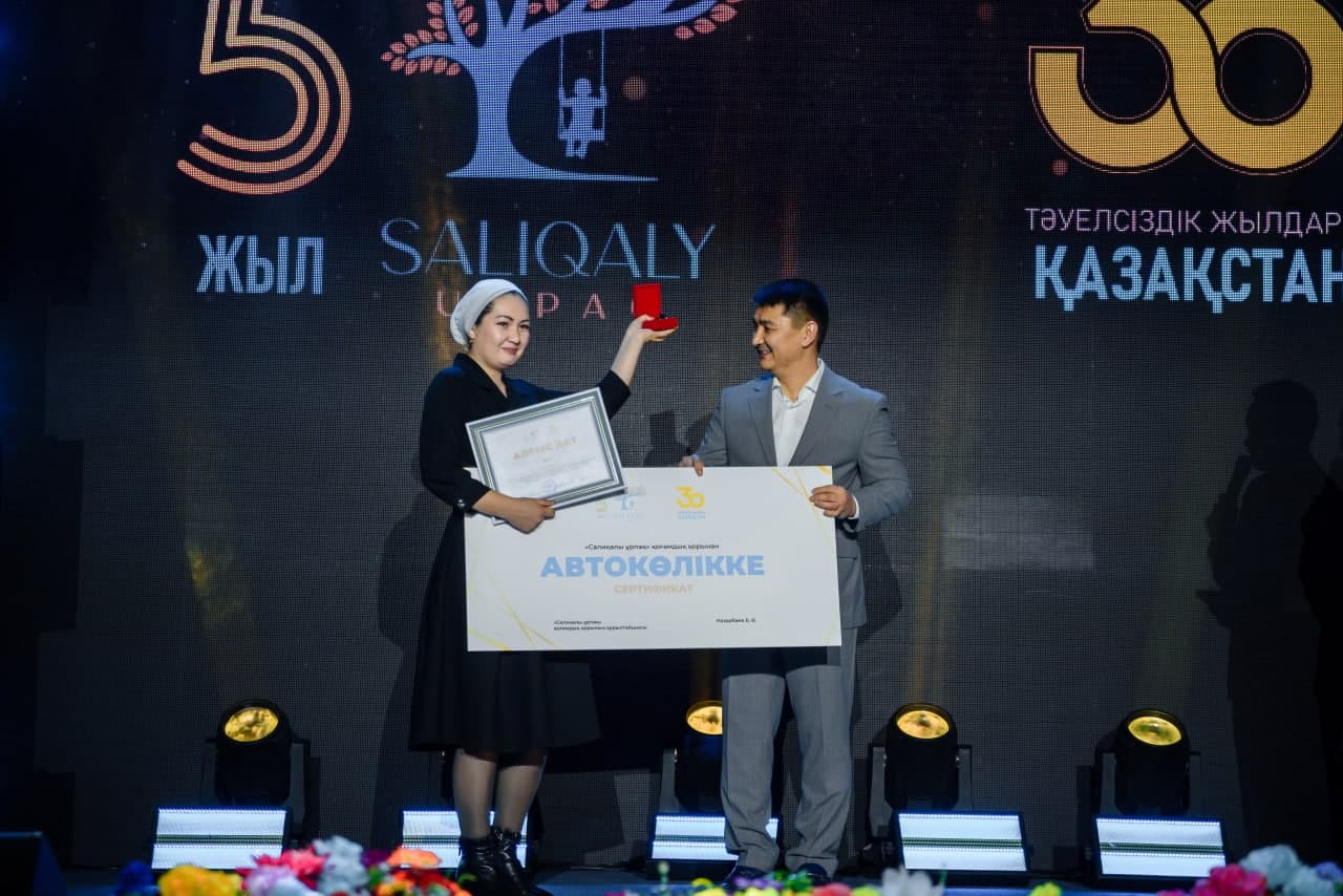 Гейлердің жыныстық қатынасқа түсуі туралы бейне Виктория Боня порно роликте мастурбация жасайды.