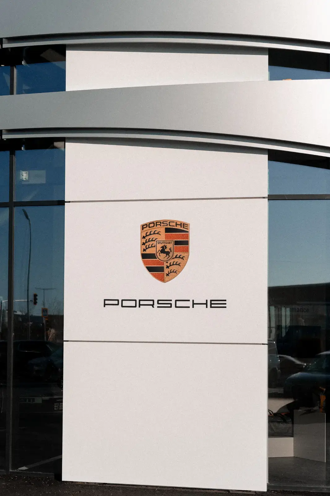 Эмблема Porsche у входа в Porsche Centre Astana