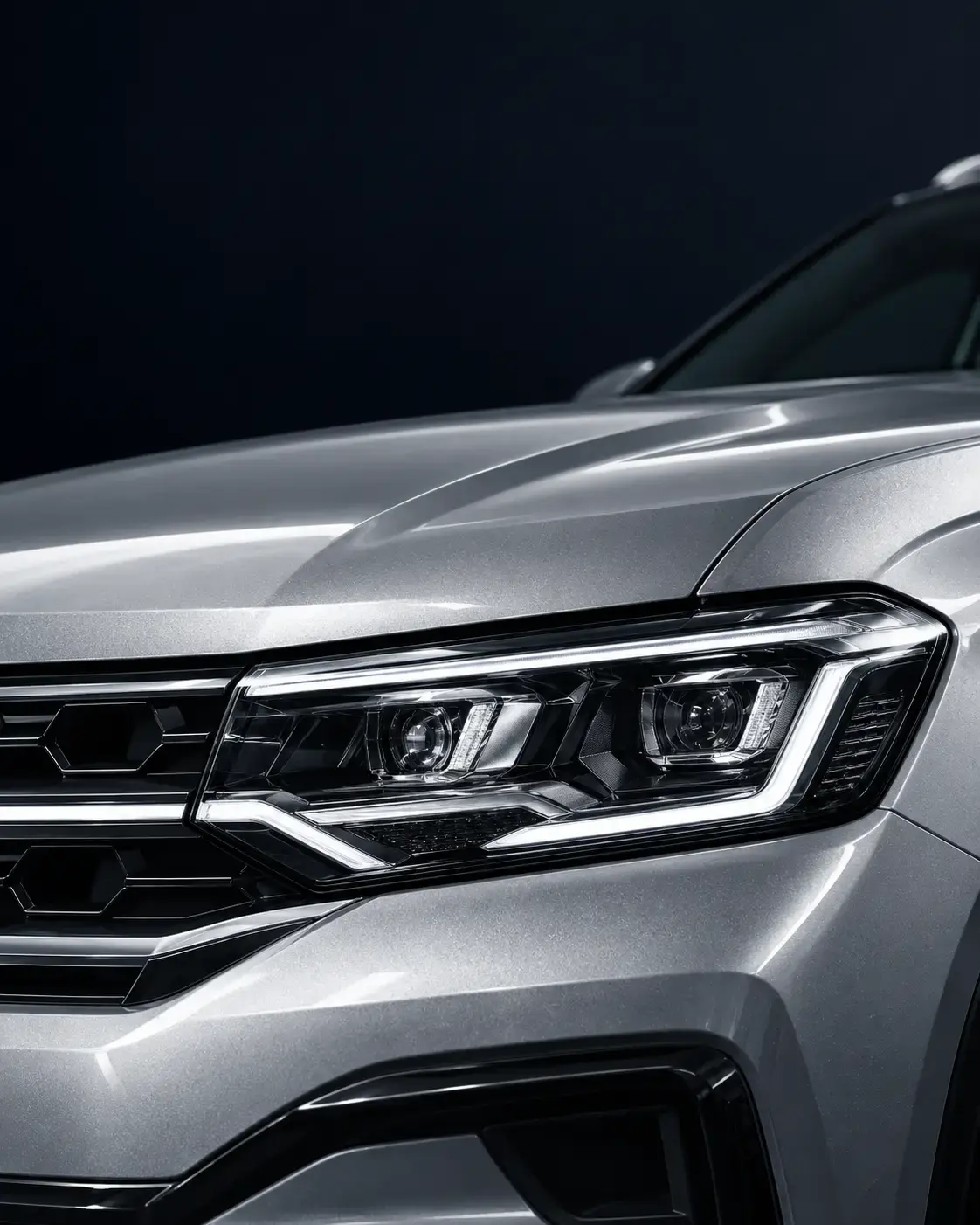 Крупный план фары и кузова серебристого Volkswagen