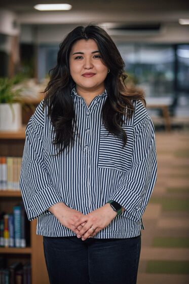 Әйелі төрт аяққа тұрып, күйеуі оны трахает Семіз есекпен жыныстық қатынасқа түсуде