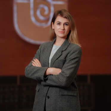 Порно: Кемпір ер адамды жұлқылайды