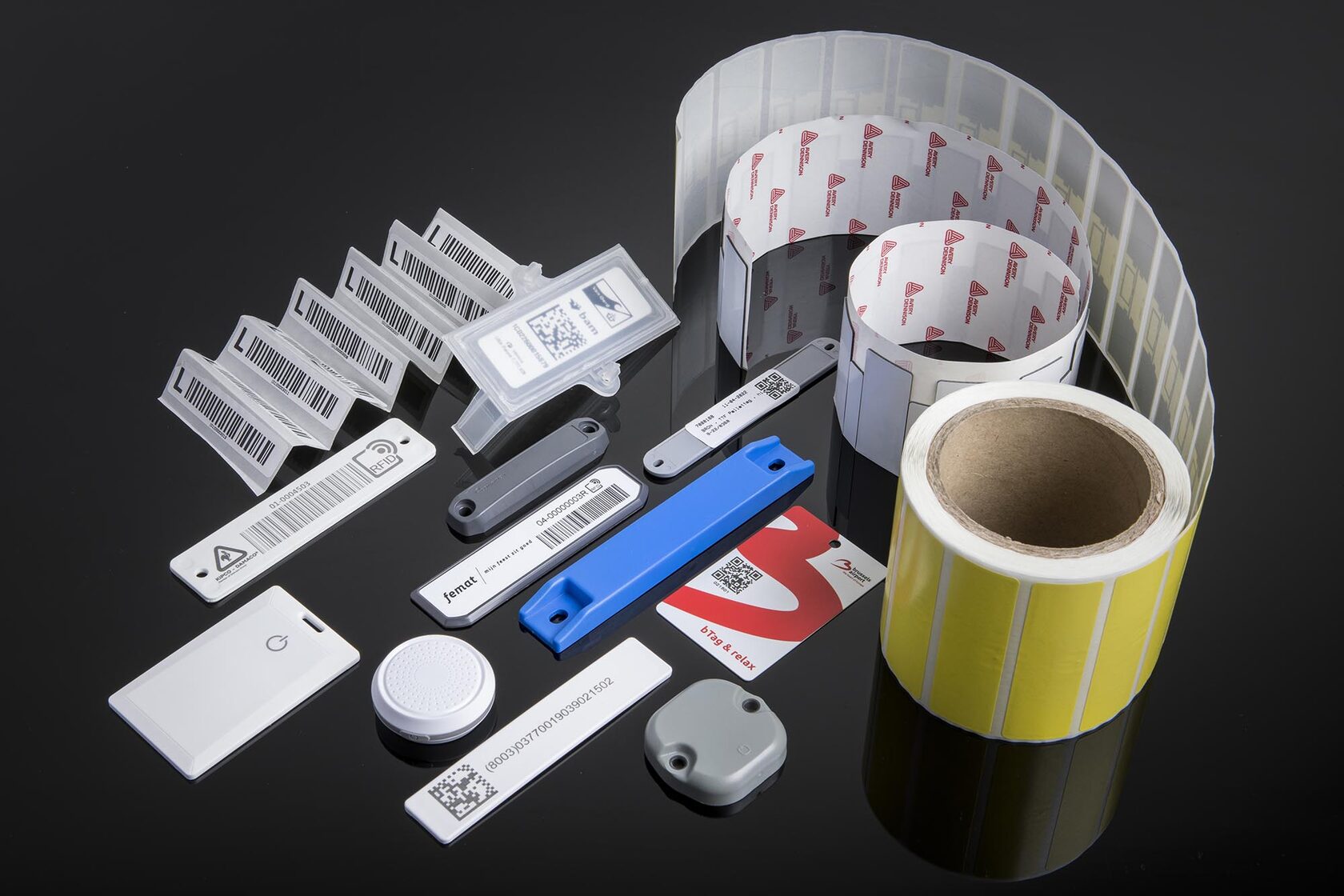 Разные UHF RFID-метки, включая корпусные и on-metal исполнения для металлических объектов