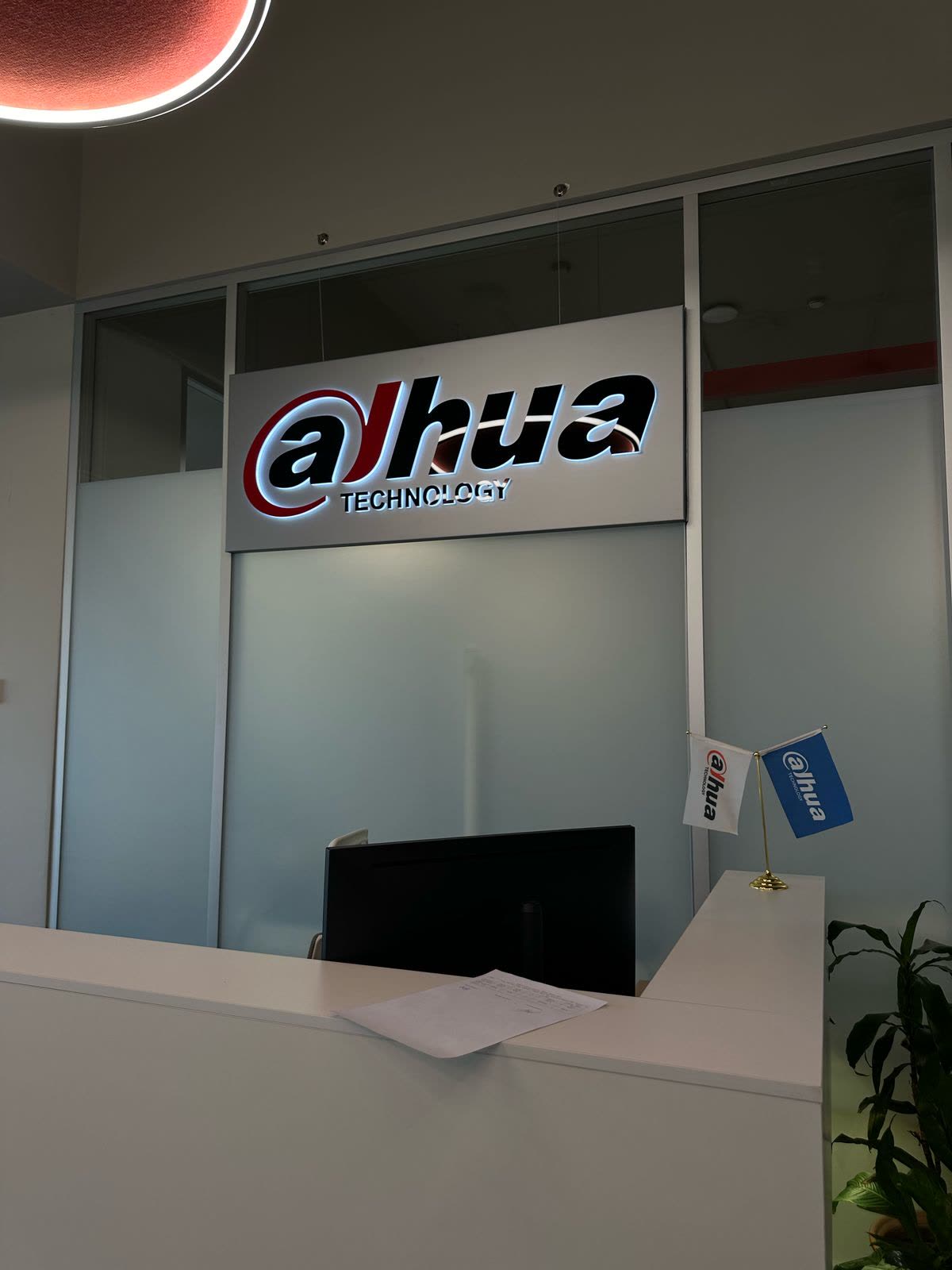 Интерьерная вывеска Dahua Technology с подсветкой