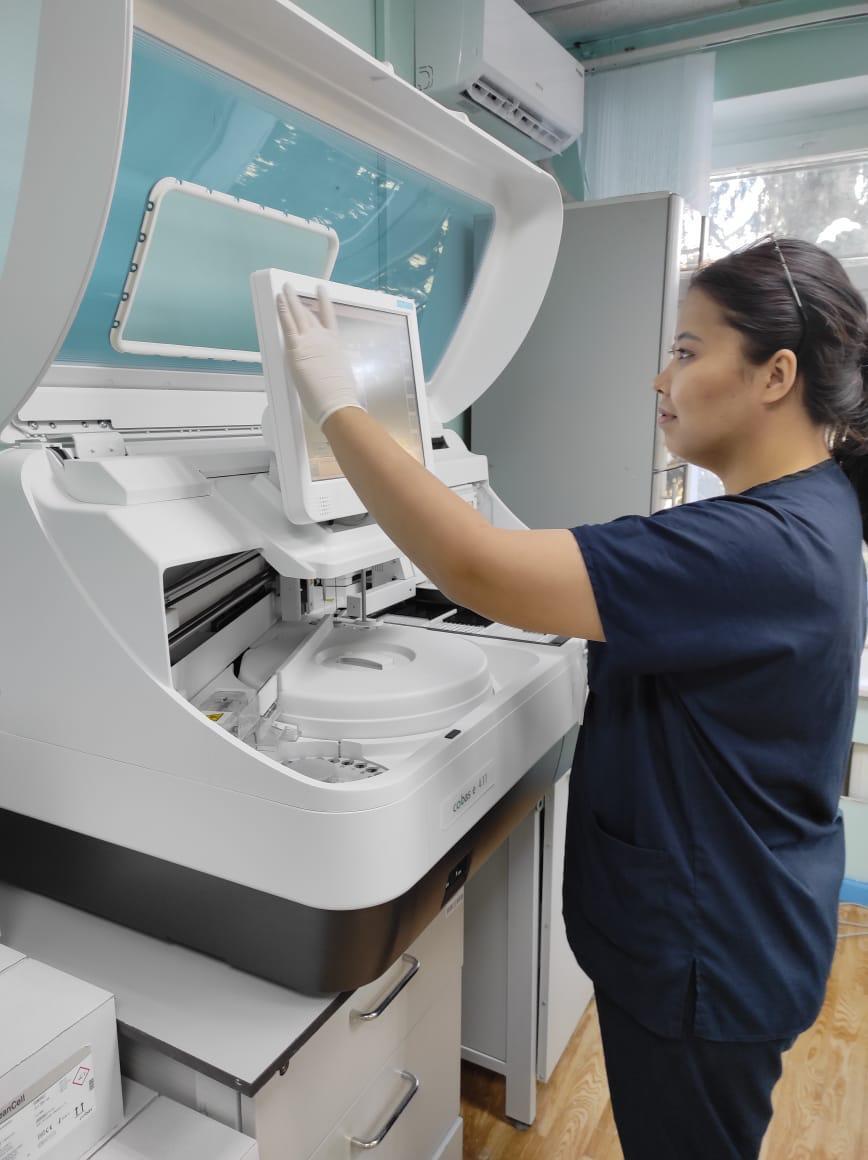 Анасы ұлы жыныстық қатынасты жақсы көреді Noir мысық және ледибуг комикстері