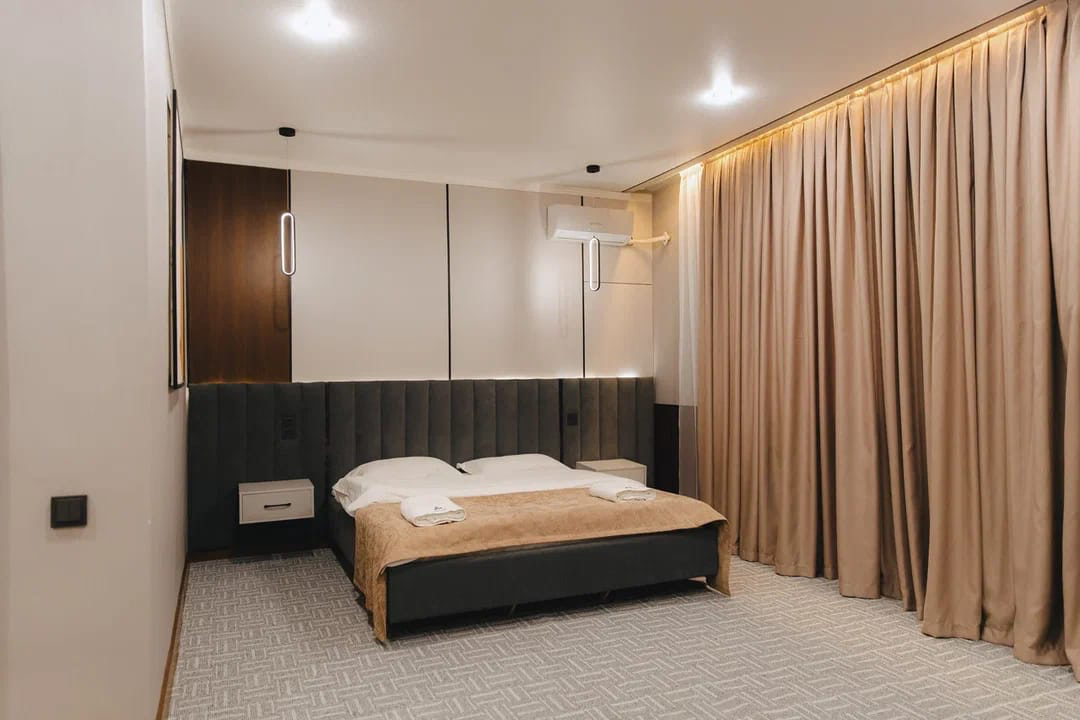 Номер LUX в отеле IRIS LUX, Тараз: большая кровать с мягким изголовьем и кондиционер