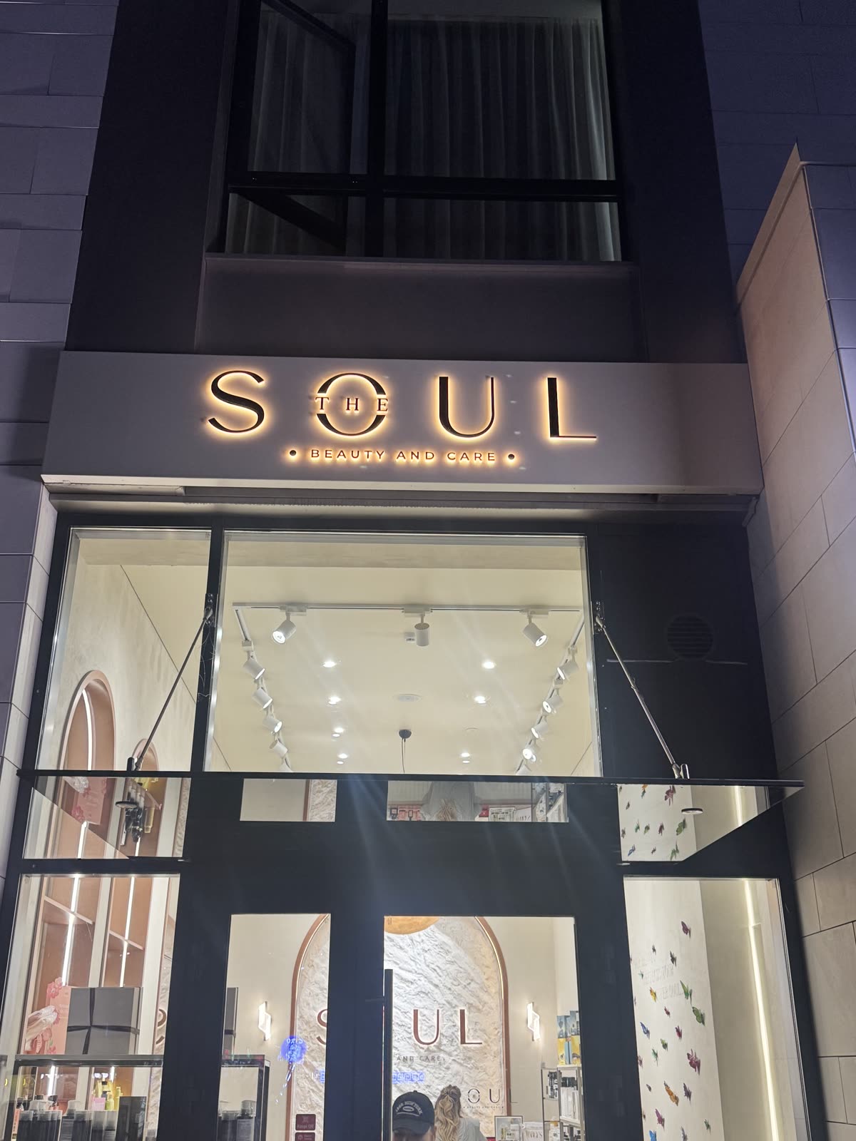 Вывеска THE SOUL — объёмные буквы с контражурной подсветкой