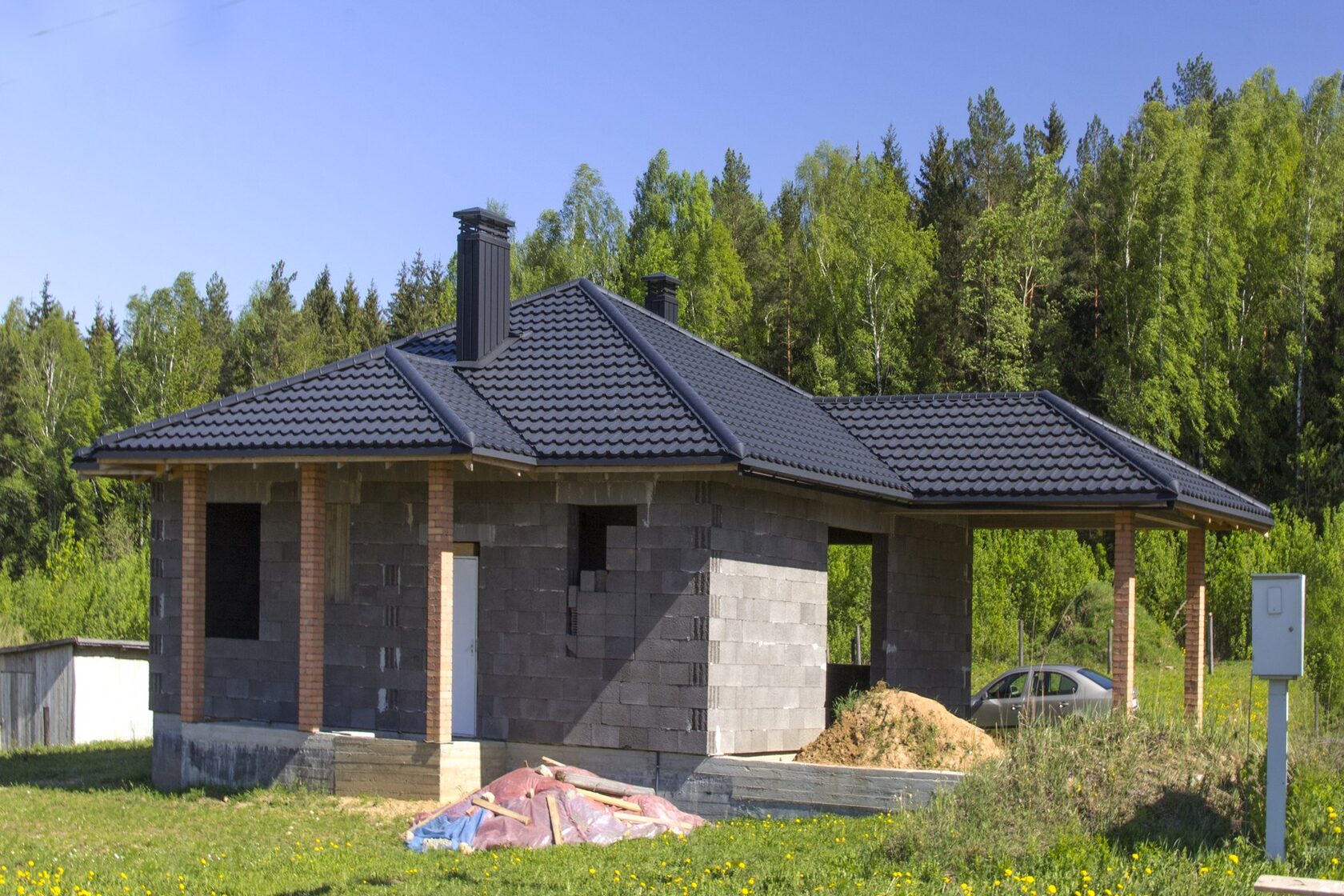 Скат кровли из модульной металлочерепицы крупным планом