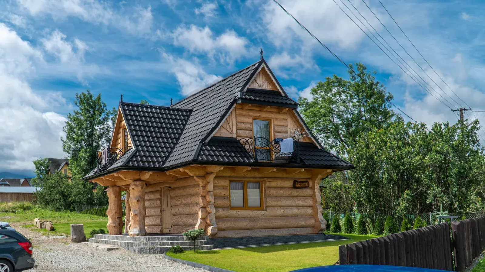 Бревенчатый дом под тёмной кровлей Budmat Venecja D-MATT 9005