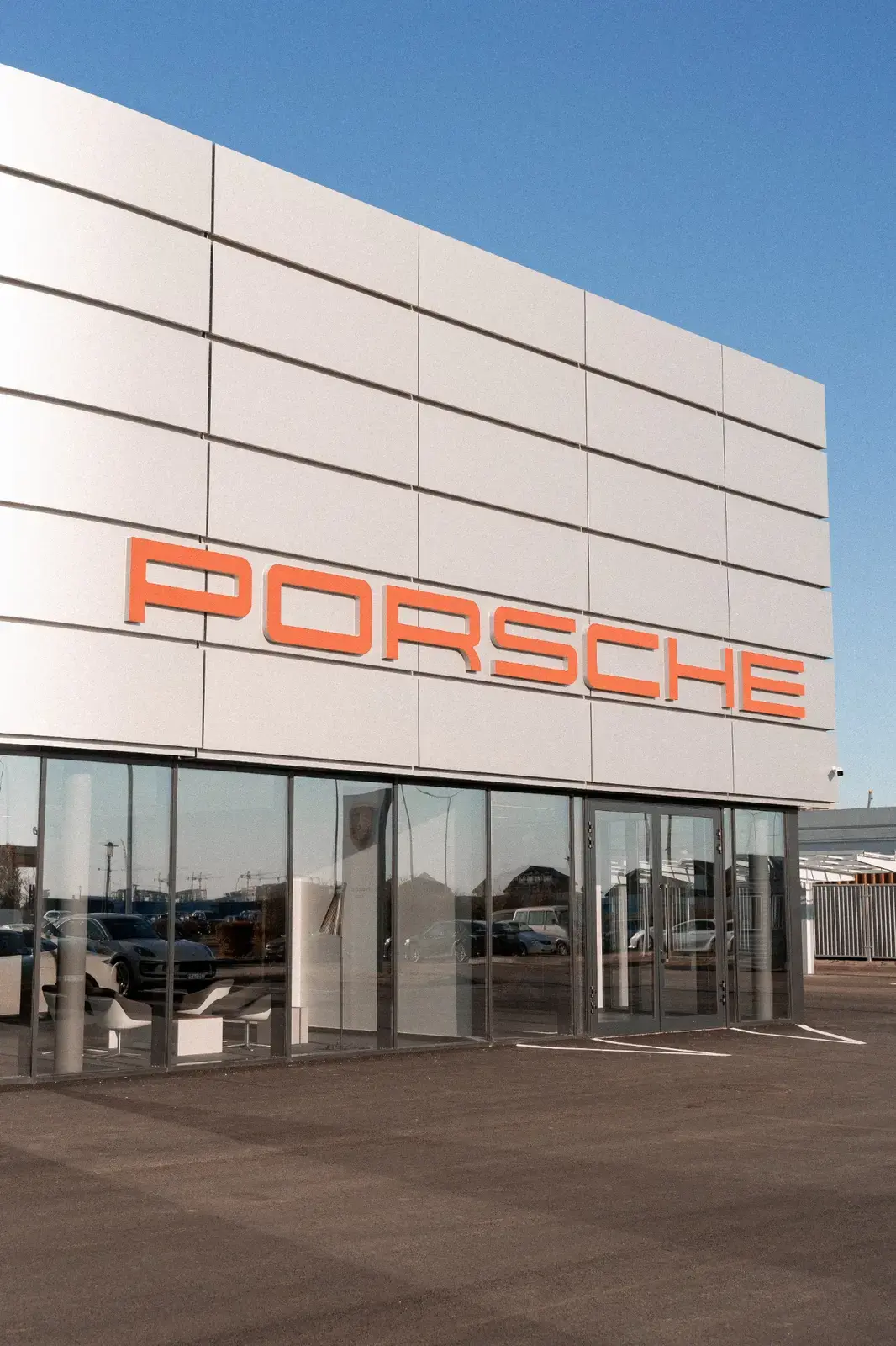 Главный вход Porsche Centre Astana