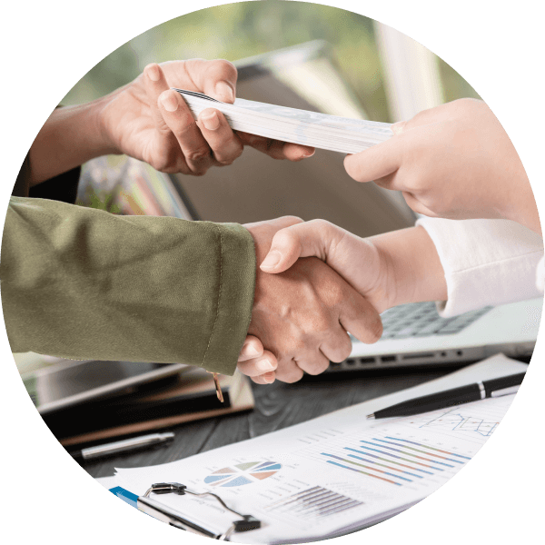 Человеческие руки обмениваются рукопожатием и оплатой