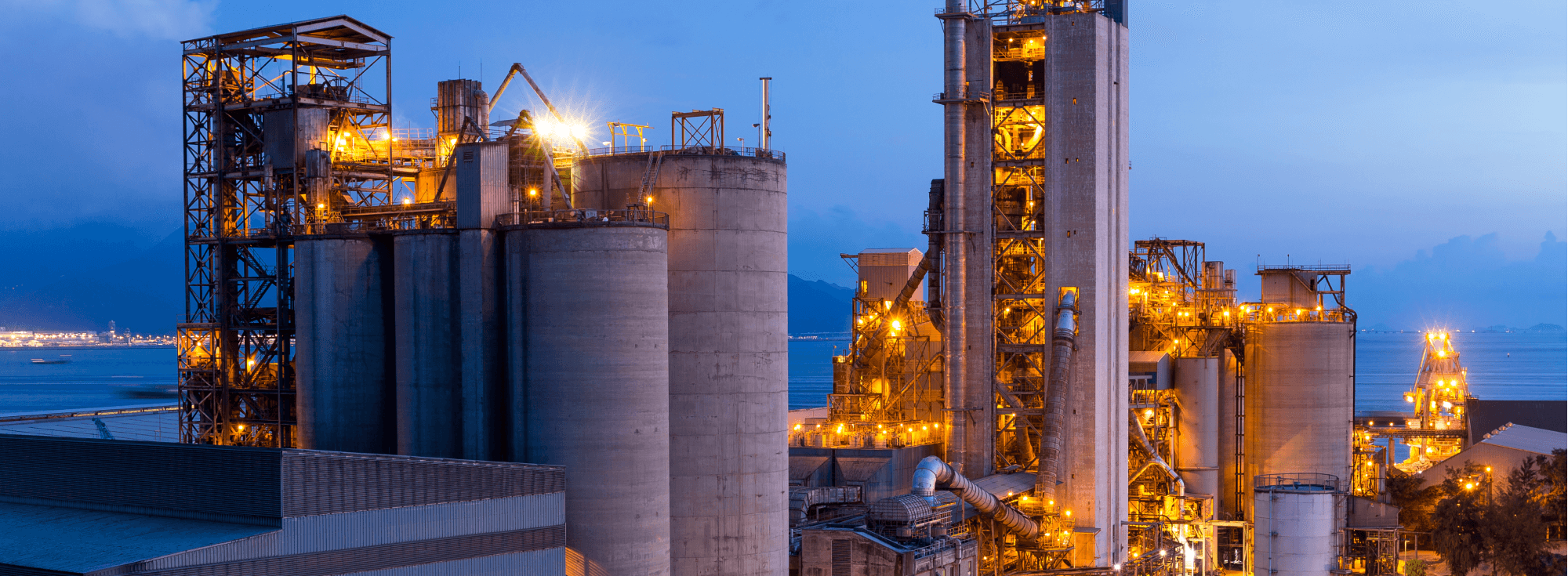 завод на фоне неба