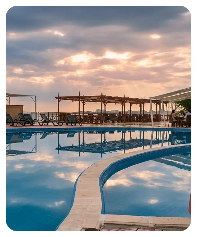 дети плавают в бассейне лагеря Актау