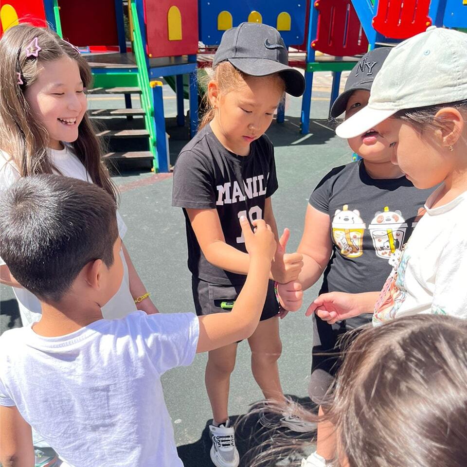 Дети играют на детской площадке в летнем лагере