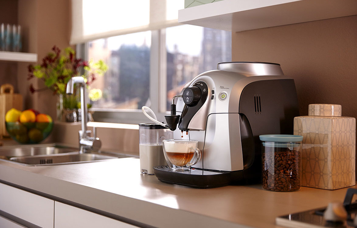 Профессиональная кофемашина в уютном кафе
