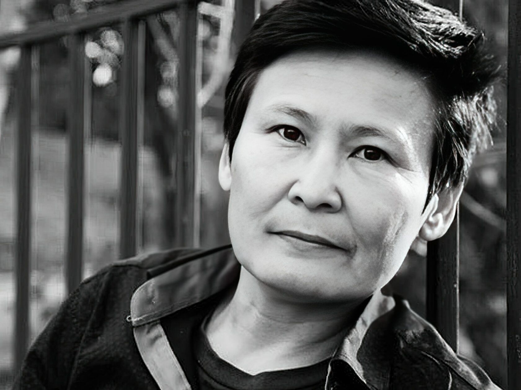 полиция формасын киген жалаңаш әйелдер