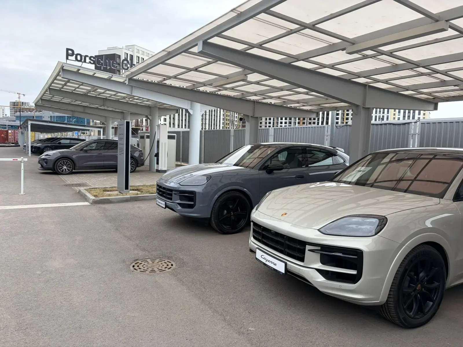 Автомобили Porsche в зоне Porsche Charging