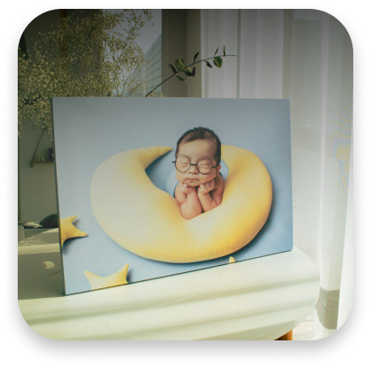 Красивый, яркий холст на котором изображен спящий малыш в очках. 