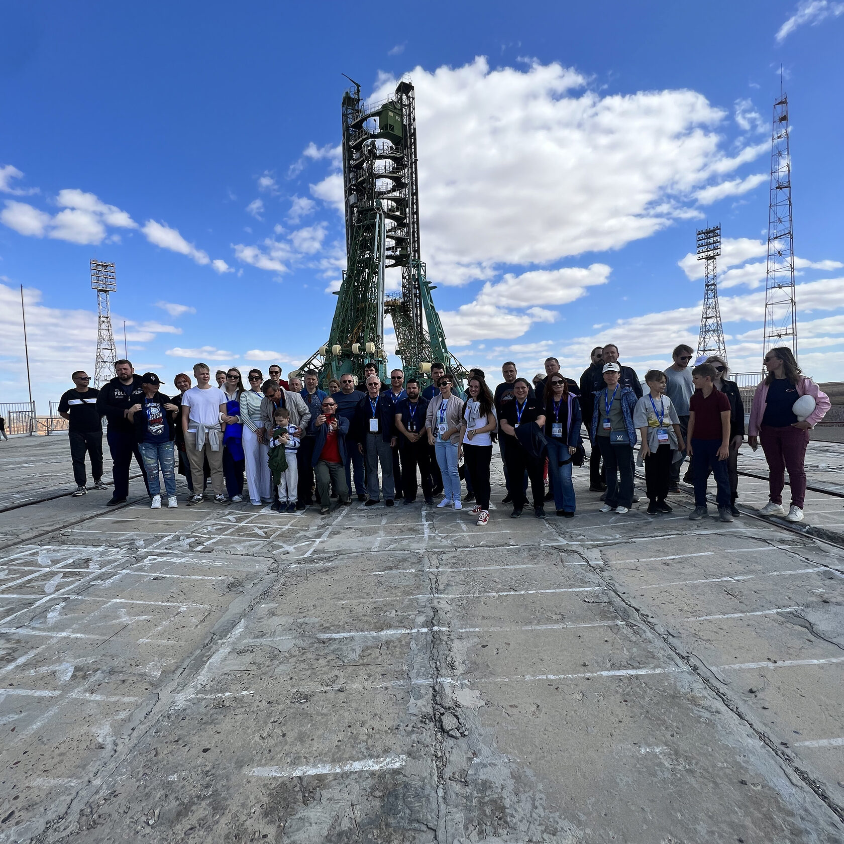 Экскурсионная группа у объекта космодрома