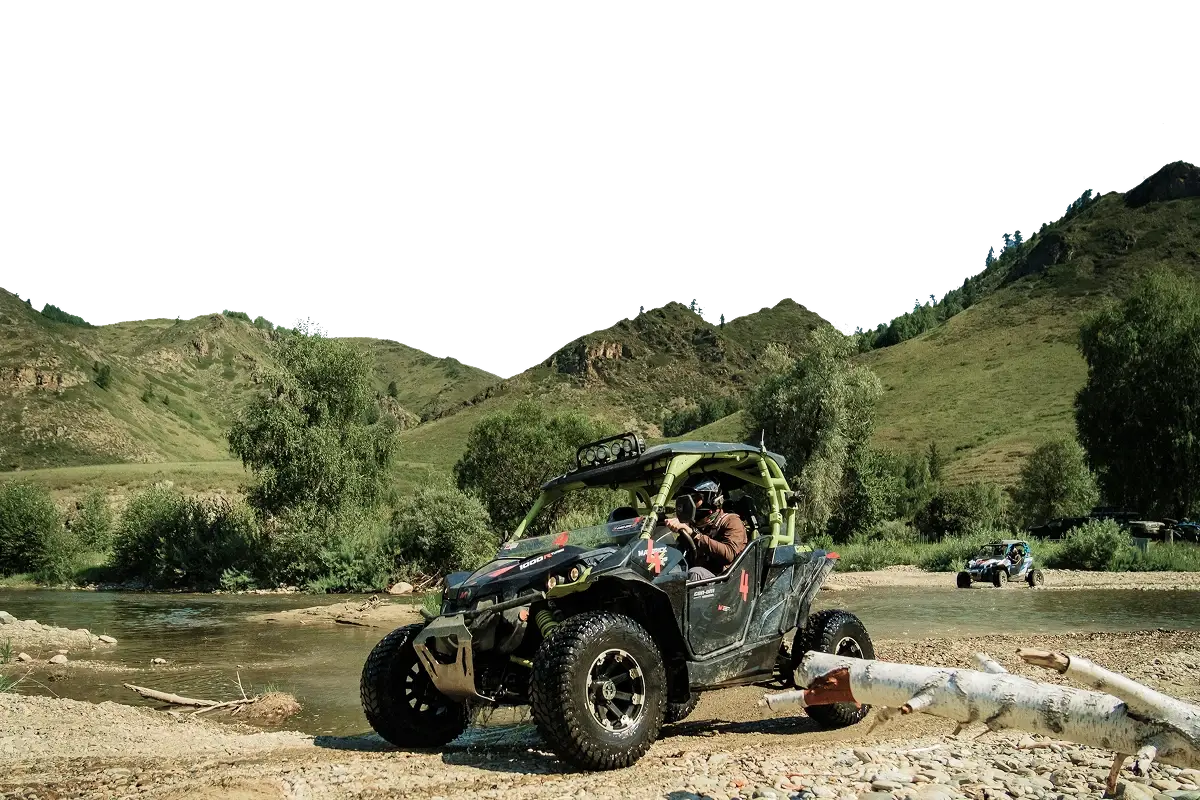 Багги Can-Am Maverick пересекает реку