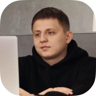 Наш дизайн-лид, который продумывает креативные концепции для брендинга, чтобы бизнес смог понять еще на этапе создания примерный итоговый результат