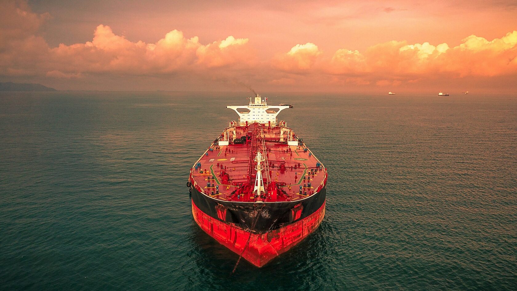 Нефтетанкер в открытом море