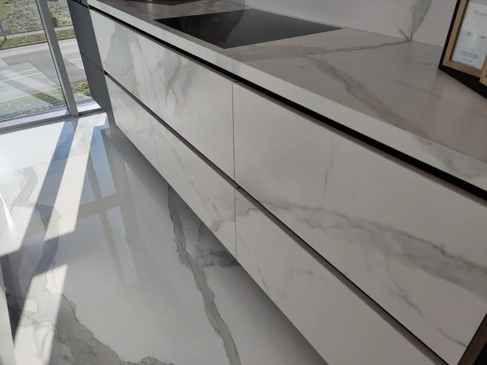 Серая кухня Laminam