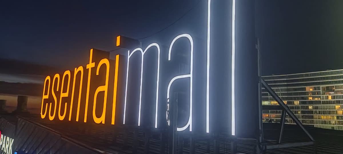 Крышная установка Esentai Mall — световые буквы, Алматы