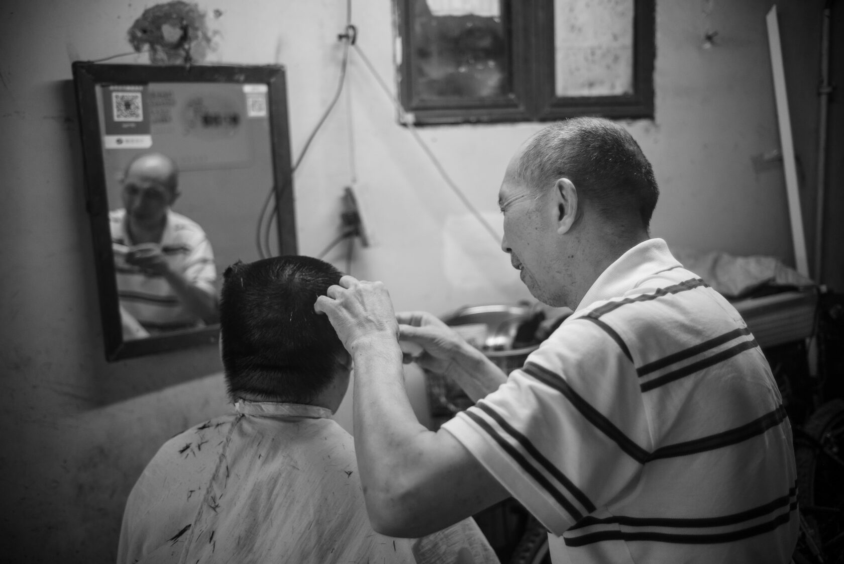 Отец и сын в барбершопе