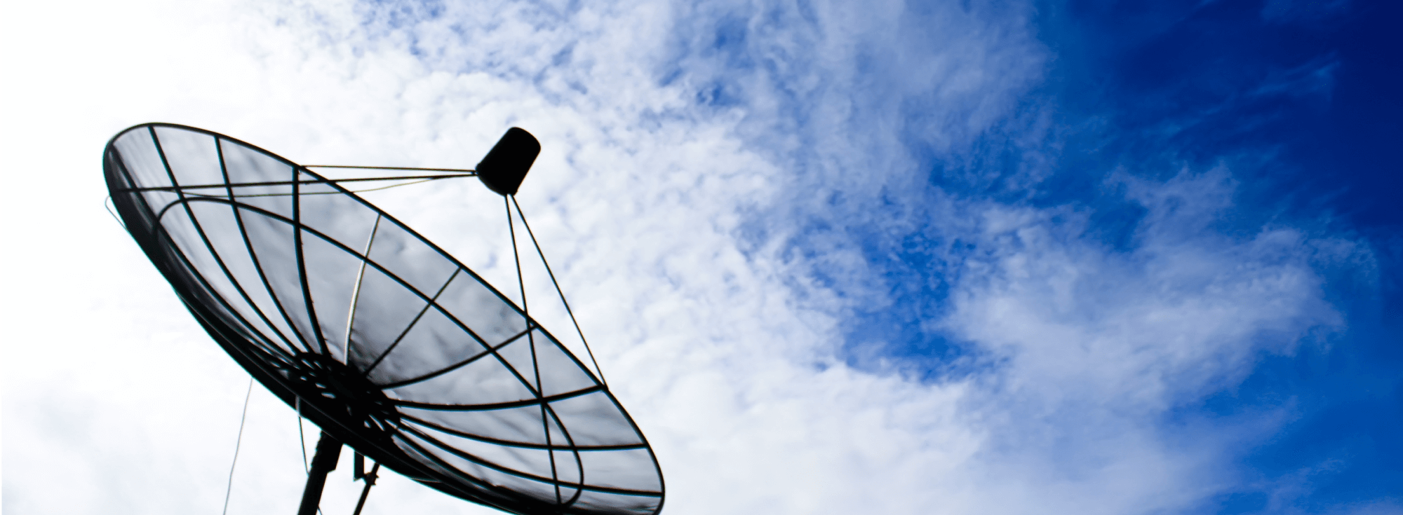 Антенна на фоне голубого неба