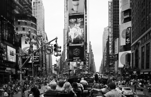 идеальный пример успешности корпоративной деятельности показан в центре города, где заметно как большой поток людей создают очень хорошую прибыль , а также приумножает её с помощью придания данному месту еще большей популярности