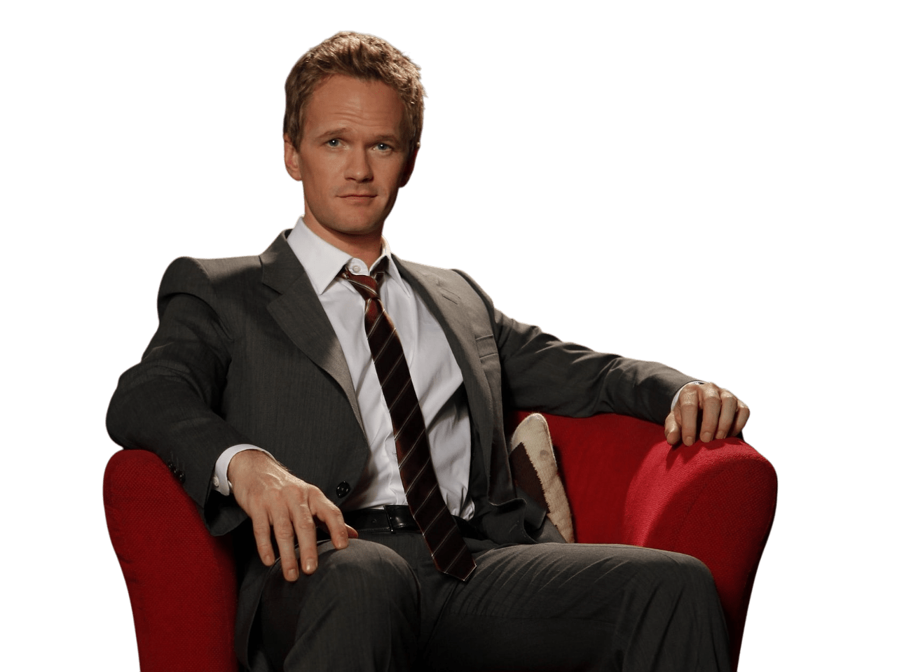 Барни Стинсон из сериала "Как я встретил вашу маму" сидит на красном кресле.