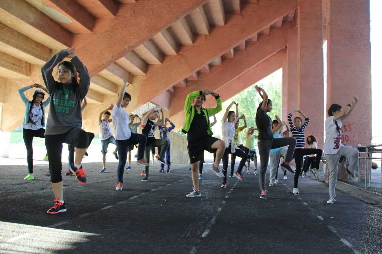 Лераны ұрып жатыр Лераны ұрып жатыр