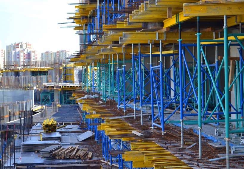 Монтаж опалубки перекрытия на строительном объекте