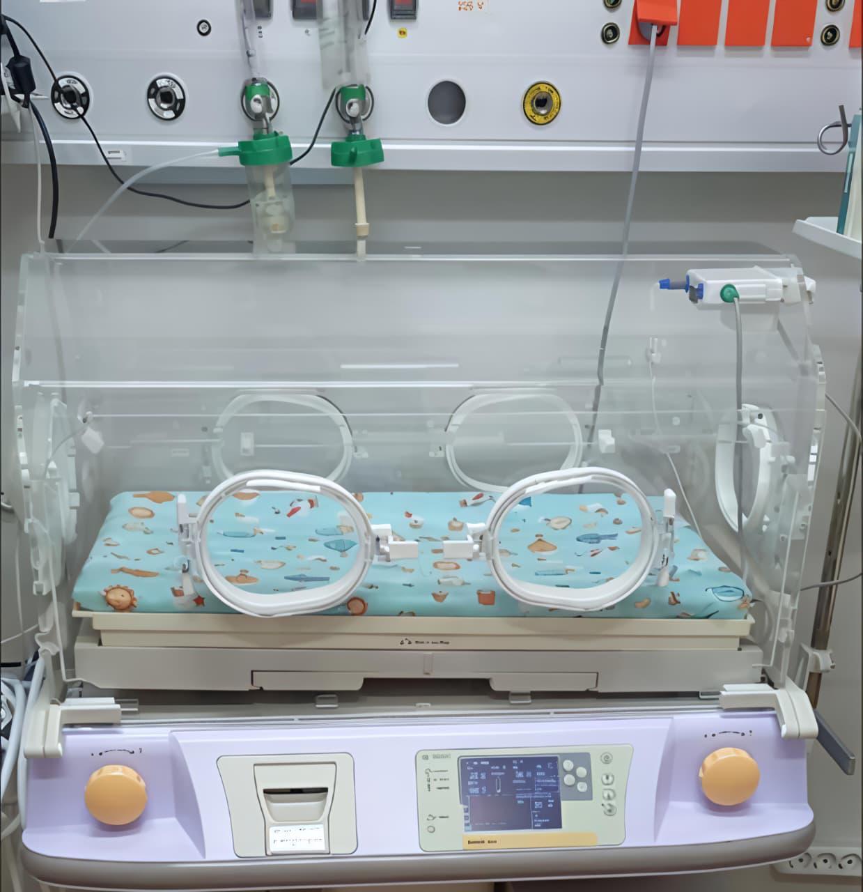 Порно траннилер трахает және камминг Көпшілік бір қызды ұрып жатыр