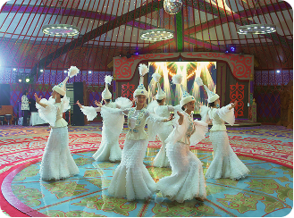 танцуют девушки