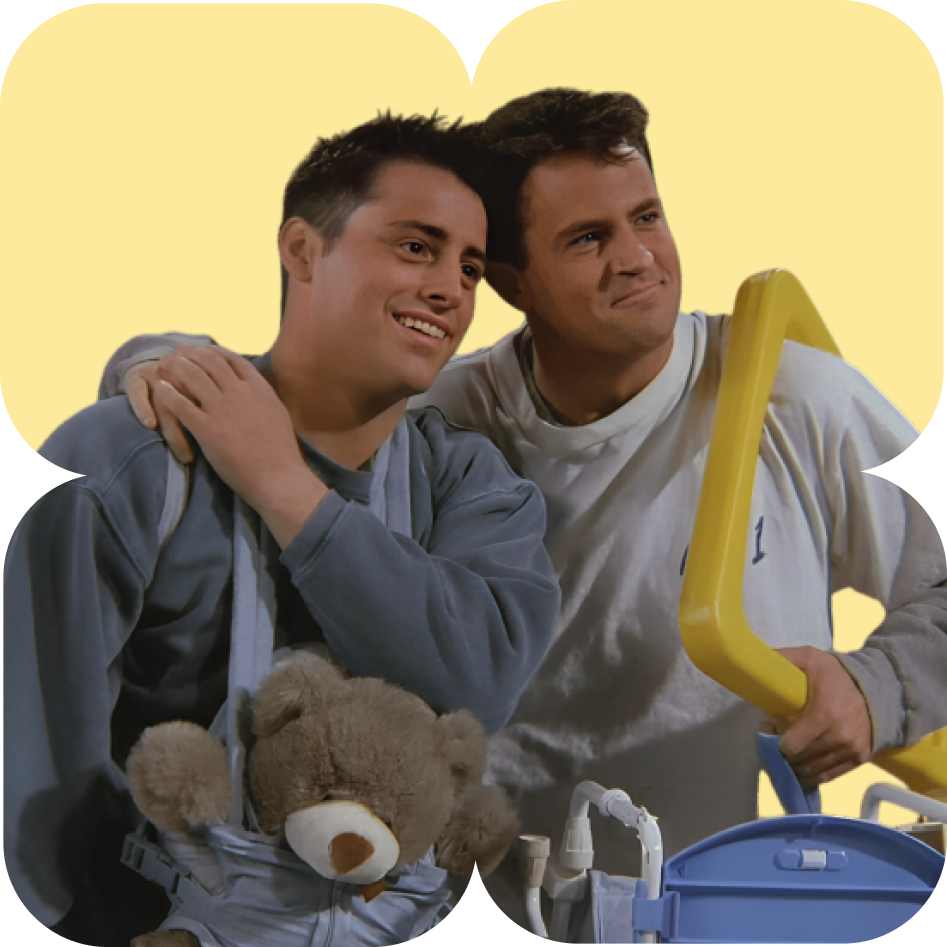 Джоуи и Чендлер из сериала "Друзья". Чендлер обнимает Джо. 