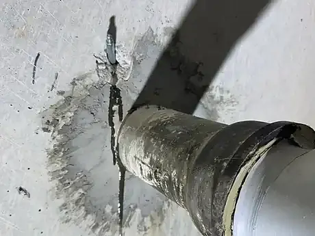 Течь у ввода трубы в бетонной стене