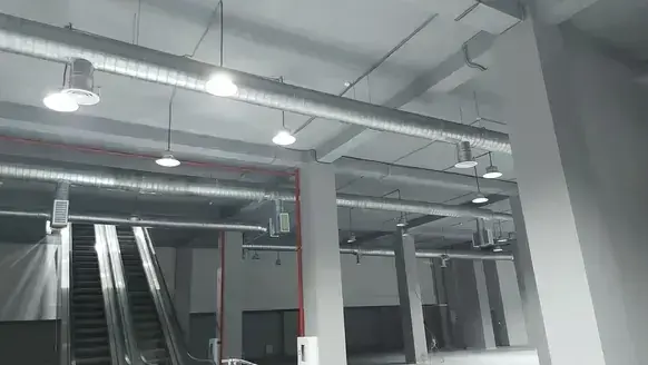 Купольные светодиодные светильники под потолком торгового центра