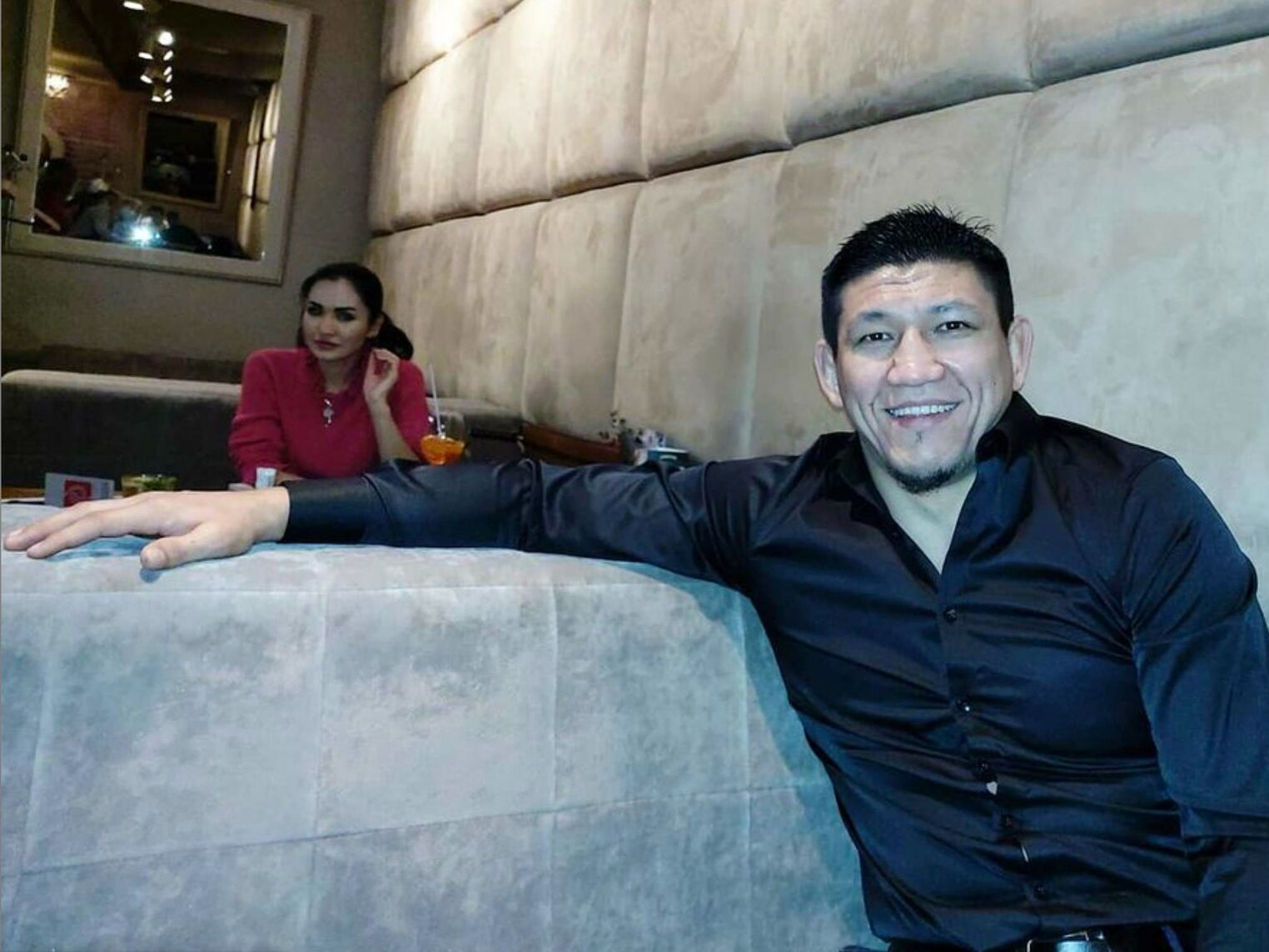 Порно полицейлері күдіктіні желіде ұстады Порно күйеу әйелі қызметші