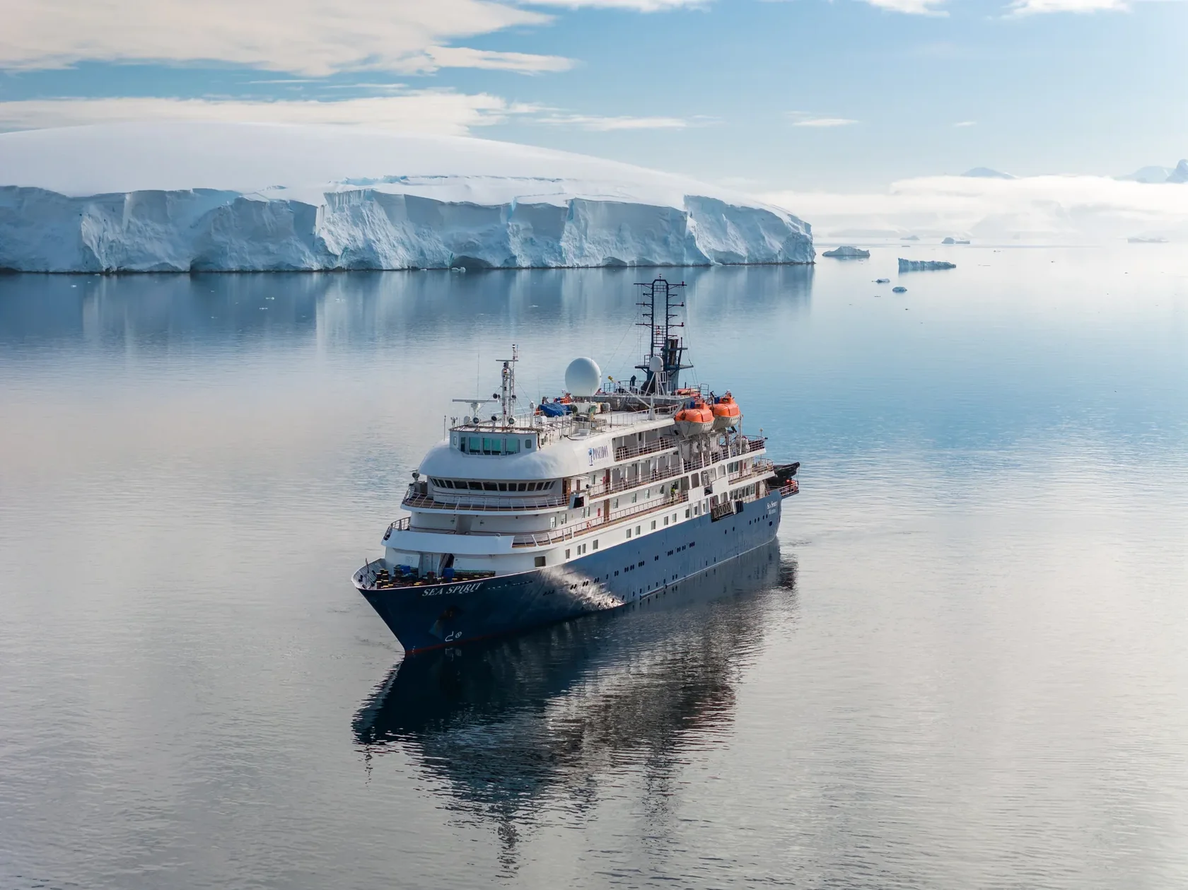 Sea Spirit среди льдов Антарктиды