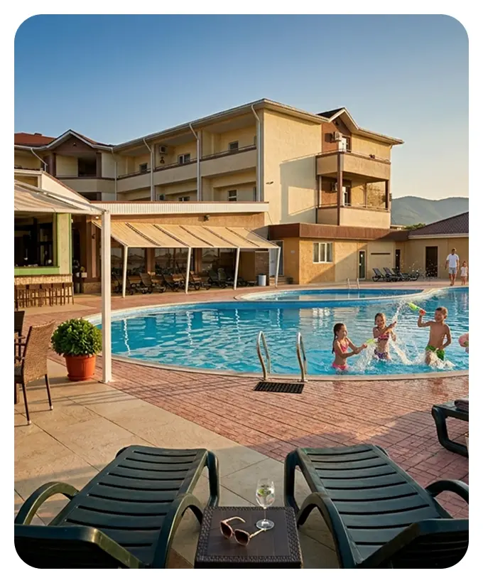 дети плавают в бассейне лагеря Актау