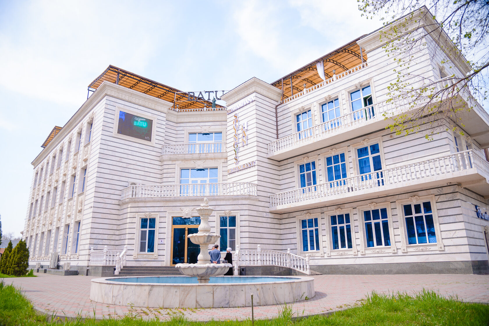 Шашты кискасы бар ханымның фотосы