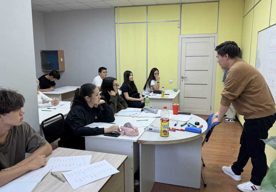 Урок подготовки к ЕНТ в Sigma Center — преподаватель и ученики в классе